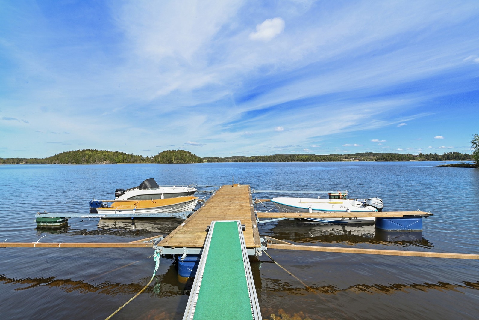 Felles båtbrygge med plass til en båt Galleribilde