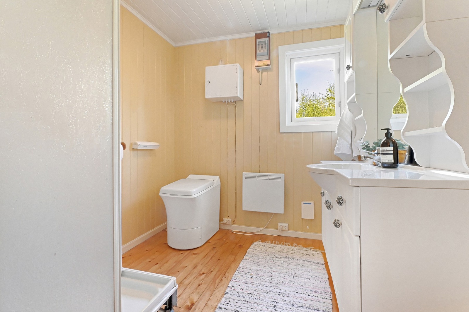 Badet har forbrenningstoalett, servant og dusjkabinett. Galleribilde