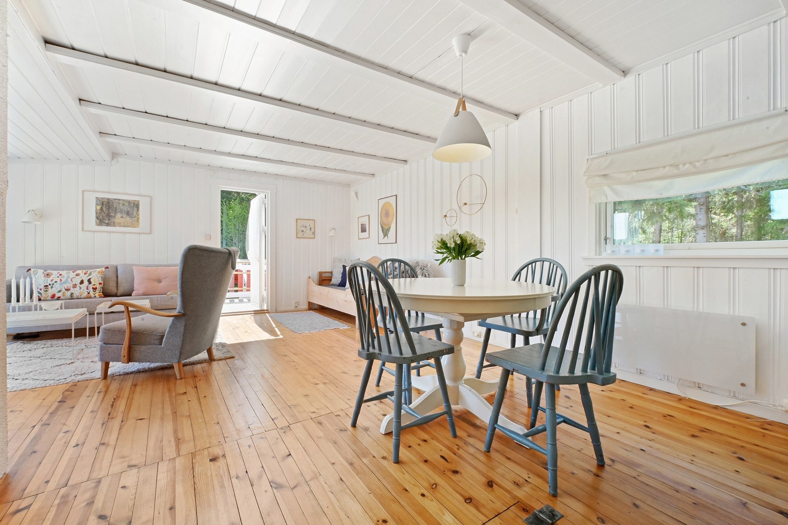 Stuen har en god utforming som gir muligheter til å møblere med både salong og spisegruppe Galleribilde