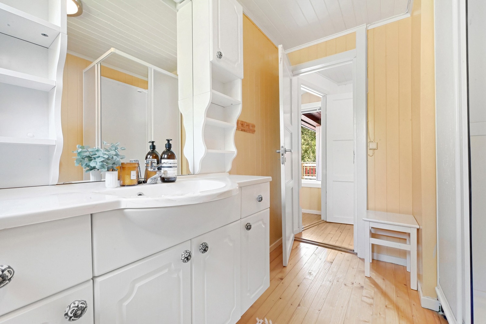 På badet er det en innredning med mye oppbevaringsplass! Galleribilde