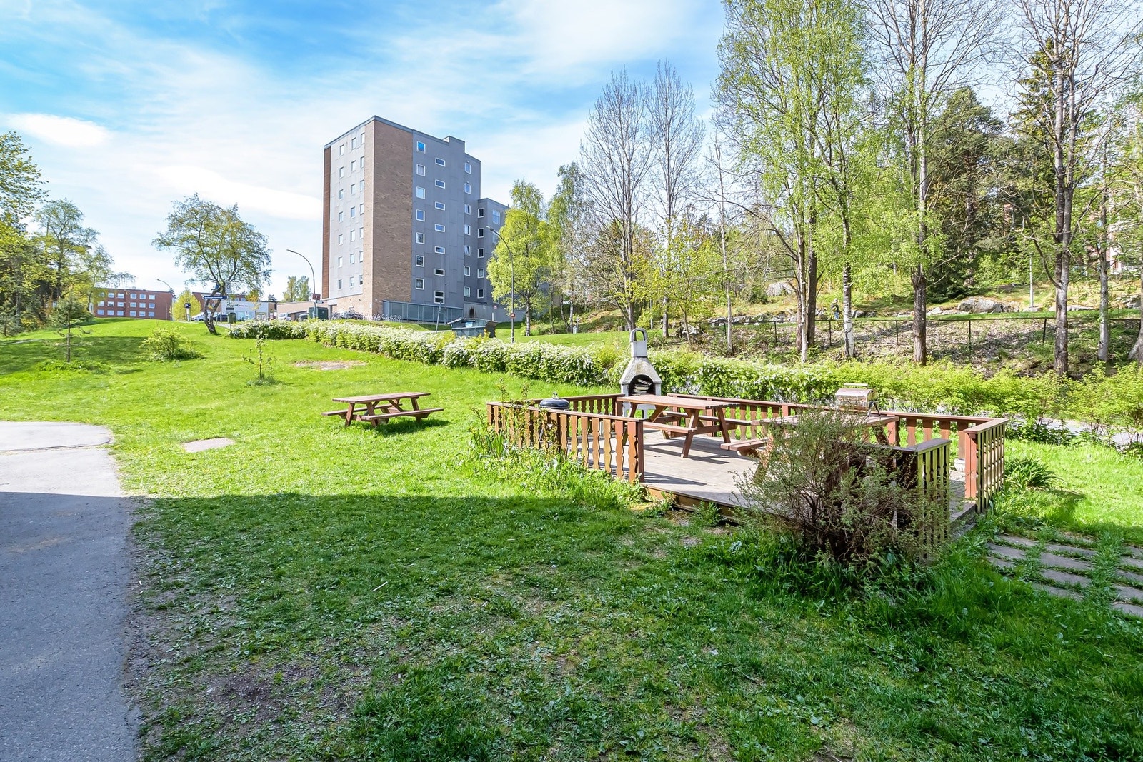 Veldrevet borettslag med hyggelig og barnevennlig uteområde. Galleribilde