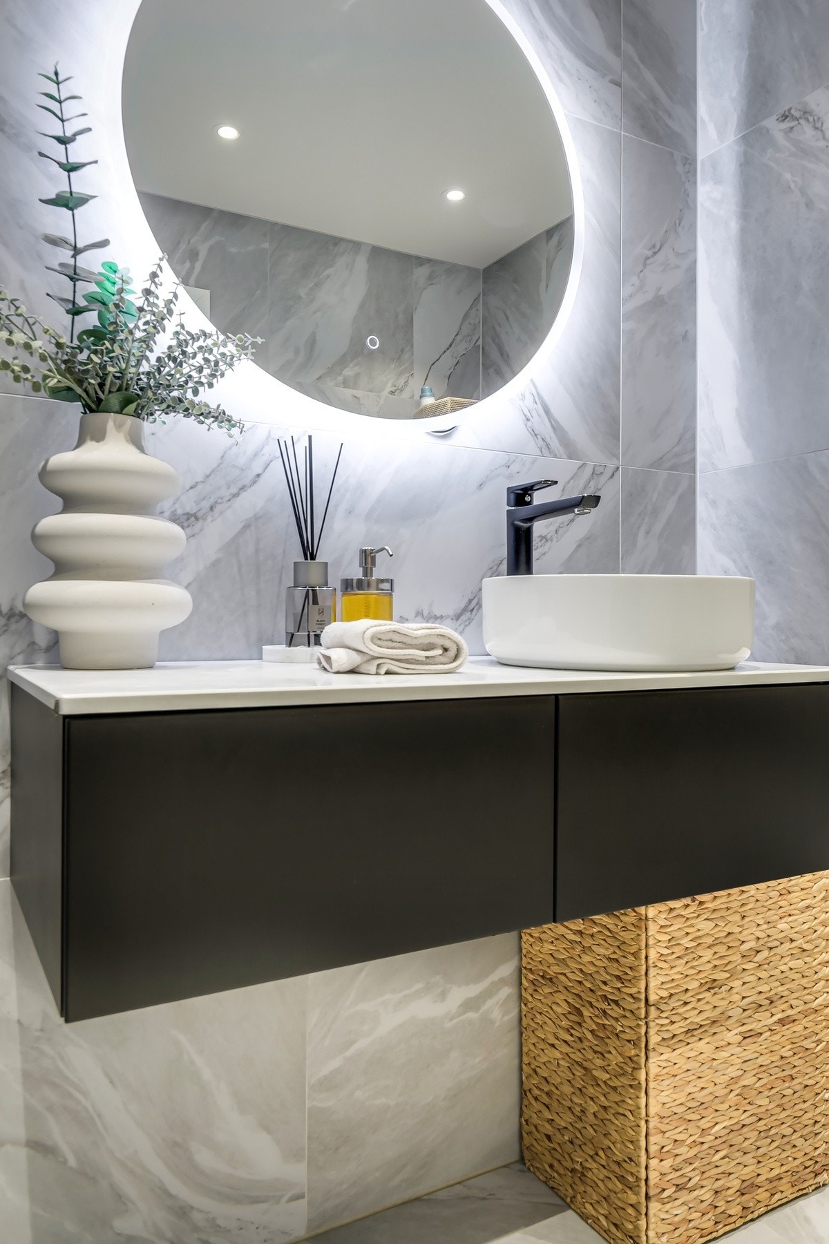 Badet har vegghengt toalett og servant med praktisk underskap. Galleribilde