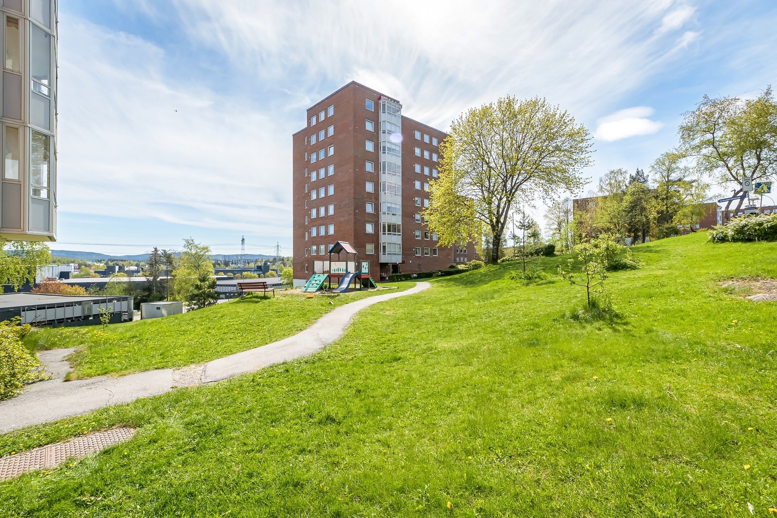 Det medfølger garasjeplass og to boder. Galleribilde