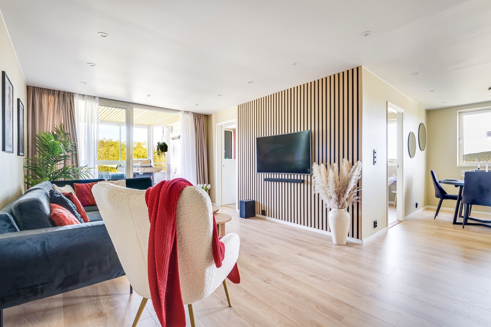 Det er plass til både sofagruppe og medievegg. Galleribilde
