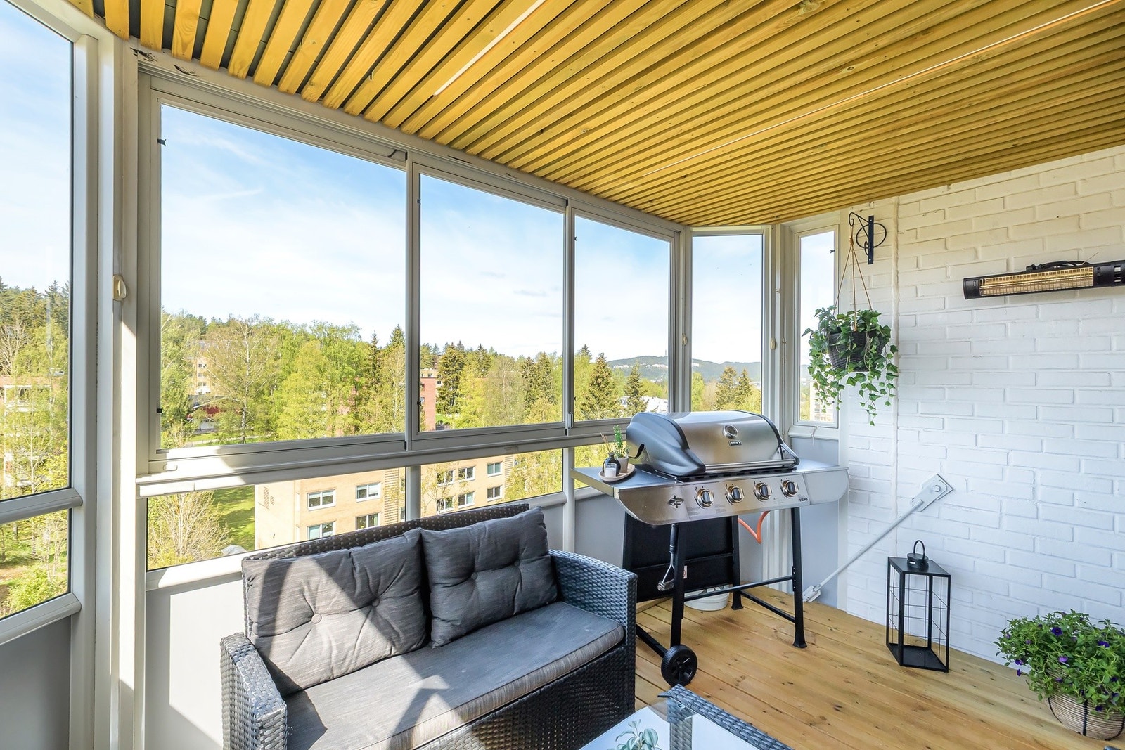 Balkongen er en perfekt forlengelse av stuen hvor du kan nyte både utsikt og solrike dager. Galleribilde