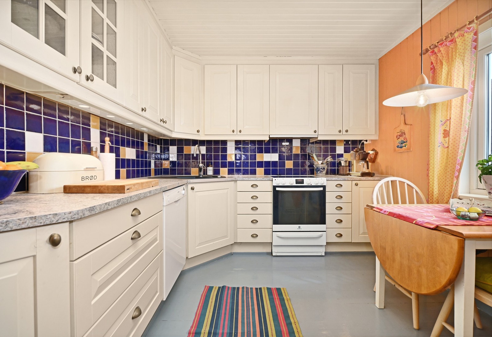 Hvitevarene på kjøkkenet følger med salget Galleribilde