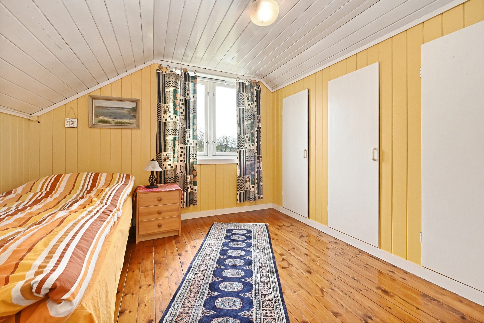 Soverom 3 i andre etasje. Begge soverommene i andre etasje har et tilhørende kott med god plass til oppbevaring Galleribilde