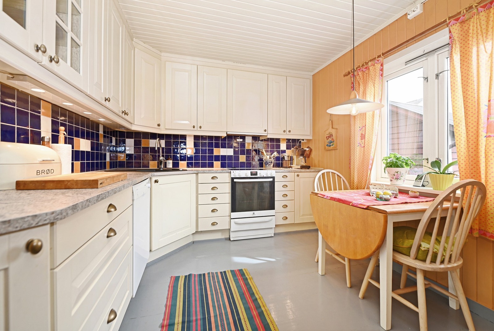 Kjøkkenet har godt med skap- og benkeplass! Galleribilde