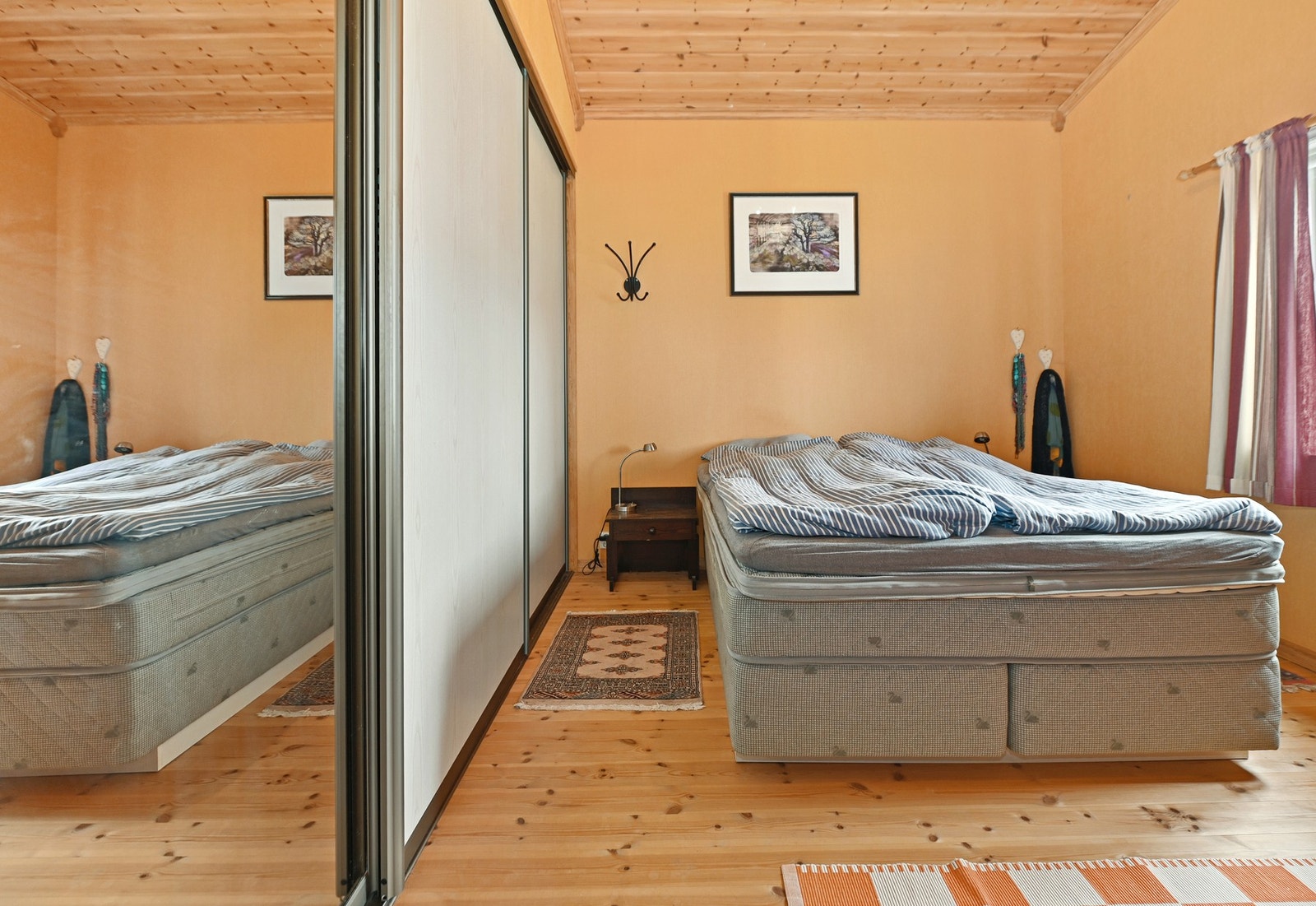 Her er det en stor skyvedørs garderobe med god plass! Galleribilde