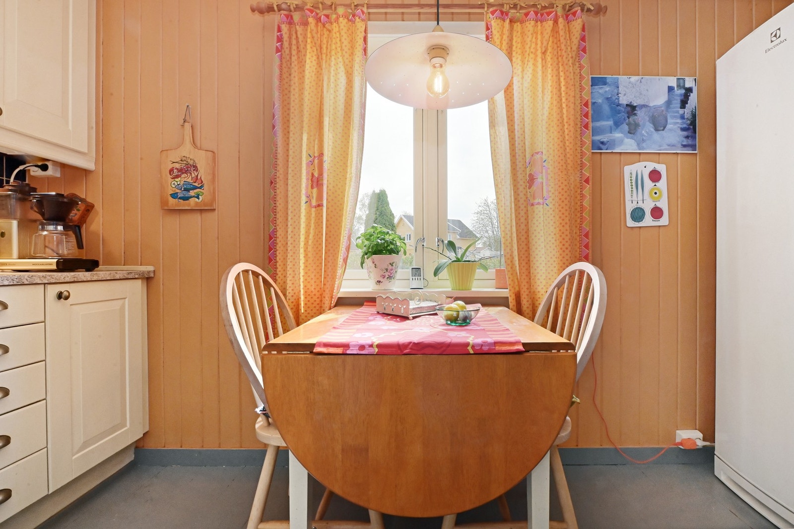 På kjøkkenet er det også plass til en spisegruppe. Galleribilde