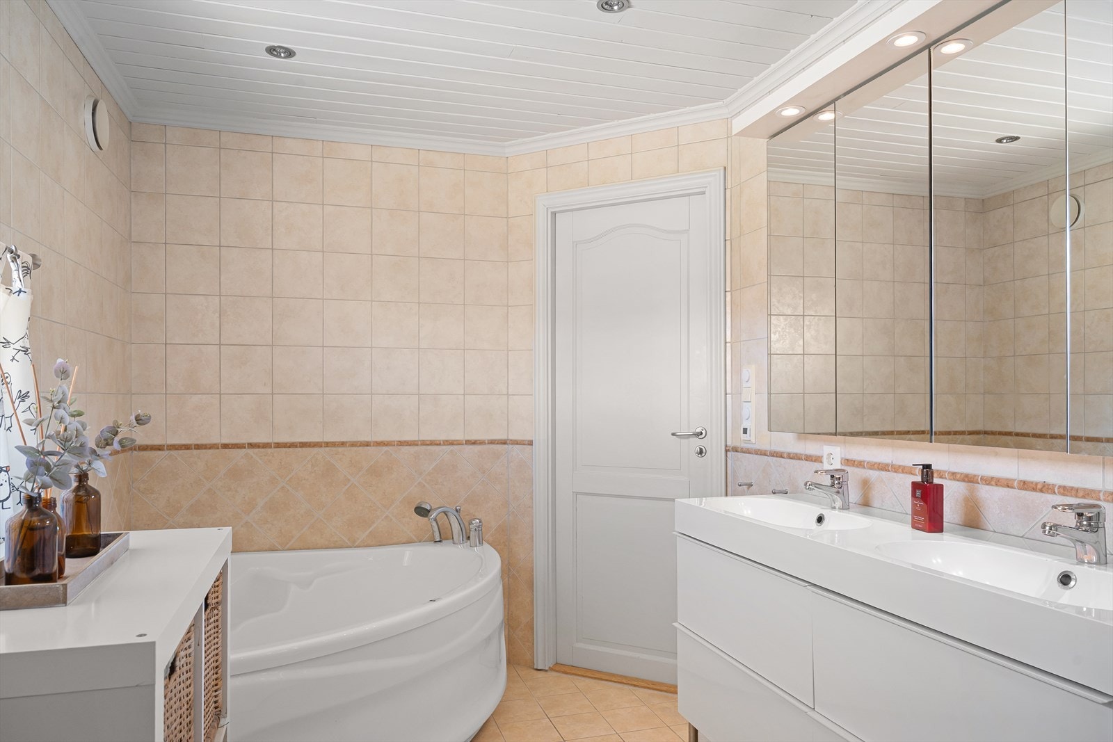 Baderomsmøbel og speil byr på gode oppbevaringsmuligheter. Galleribilde