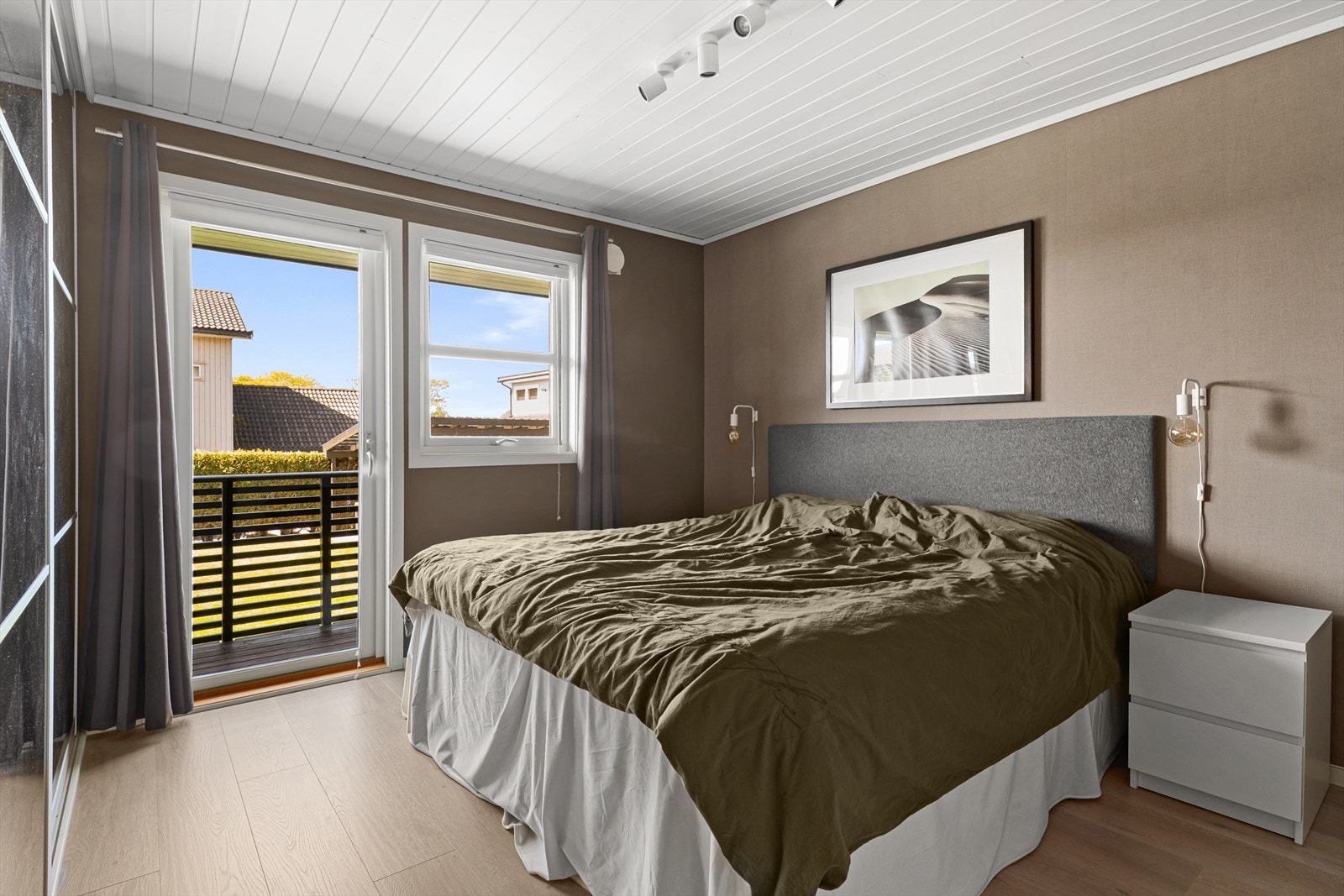 Hovedsoverommet byr på god størrelse og adgang til luftebalkong. Galleribilde