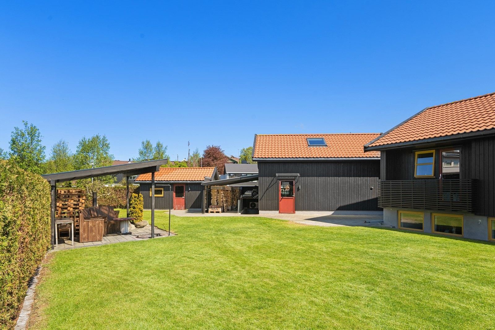 Eiendommen har et skjermet og flott opparbeidet uteområde. Galleribilde