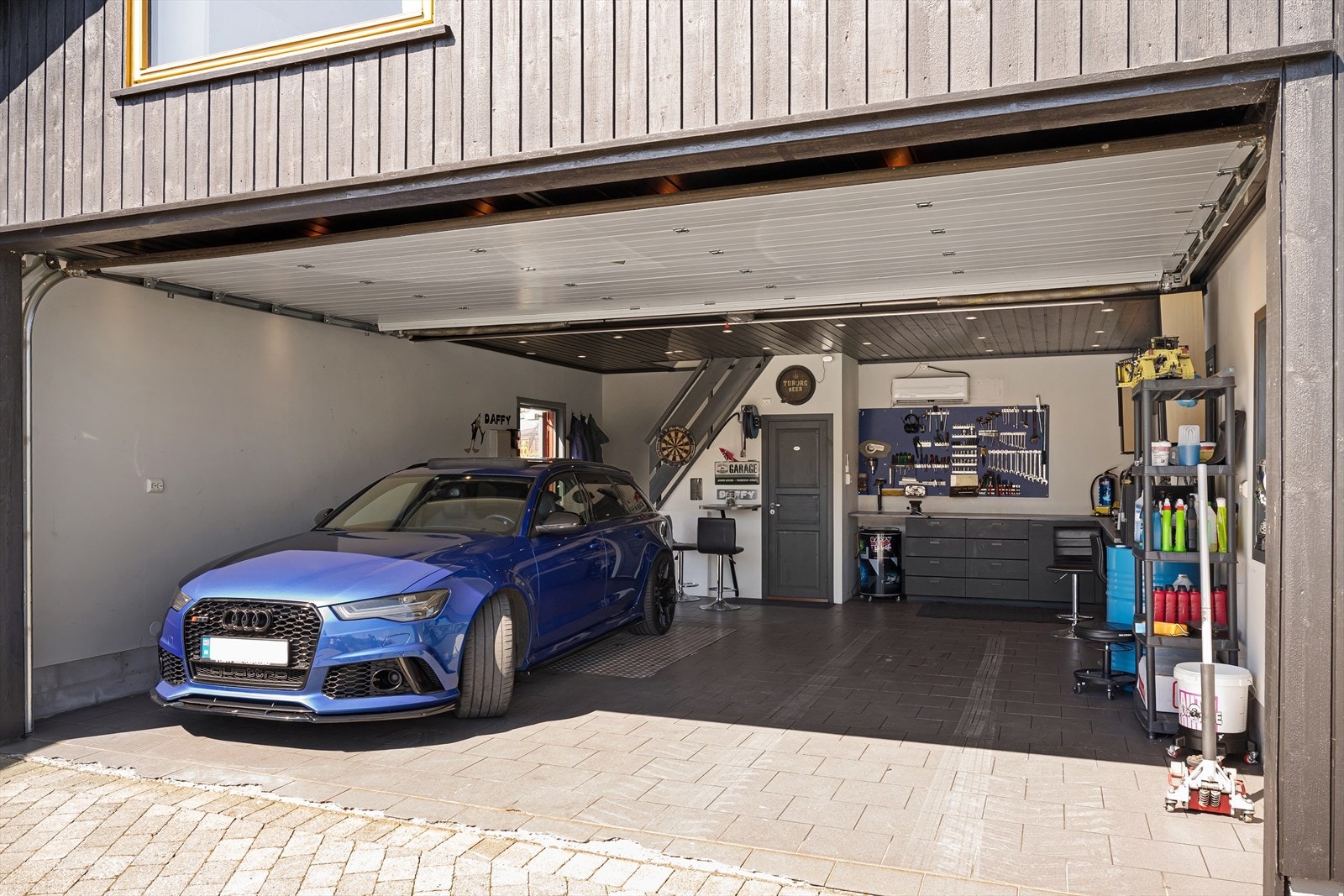 Luke i gulv gir heisemuligheter til kjeller. Galleribilde