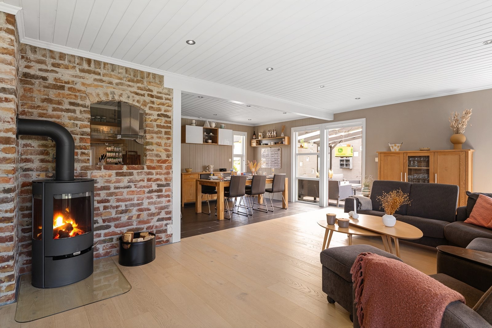 Den sosiale sonen fortsetter mot kjøkkenet. Spisegruppen er åpen mot stue og arbeidsflater er skjermet. Et ryddig helhetsinntrykk med god funksjonalitet. Galleribilde