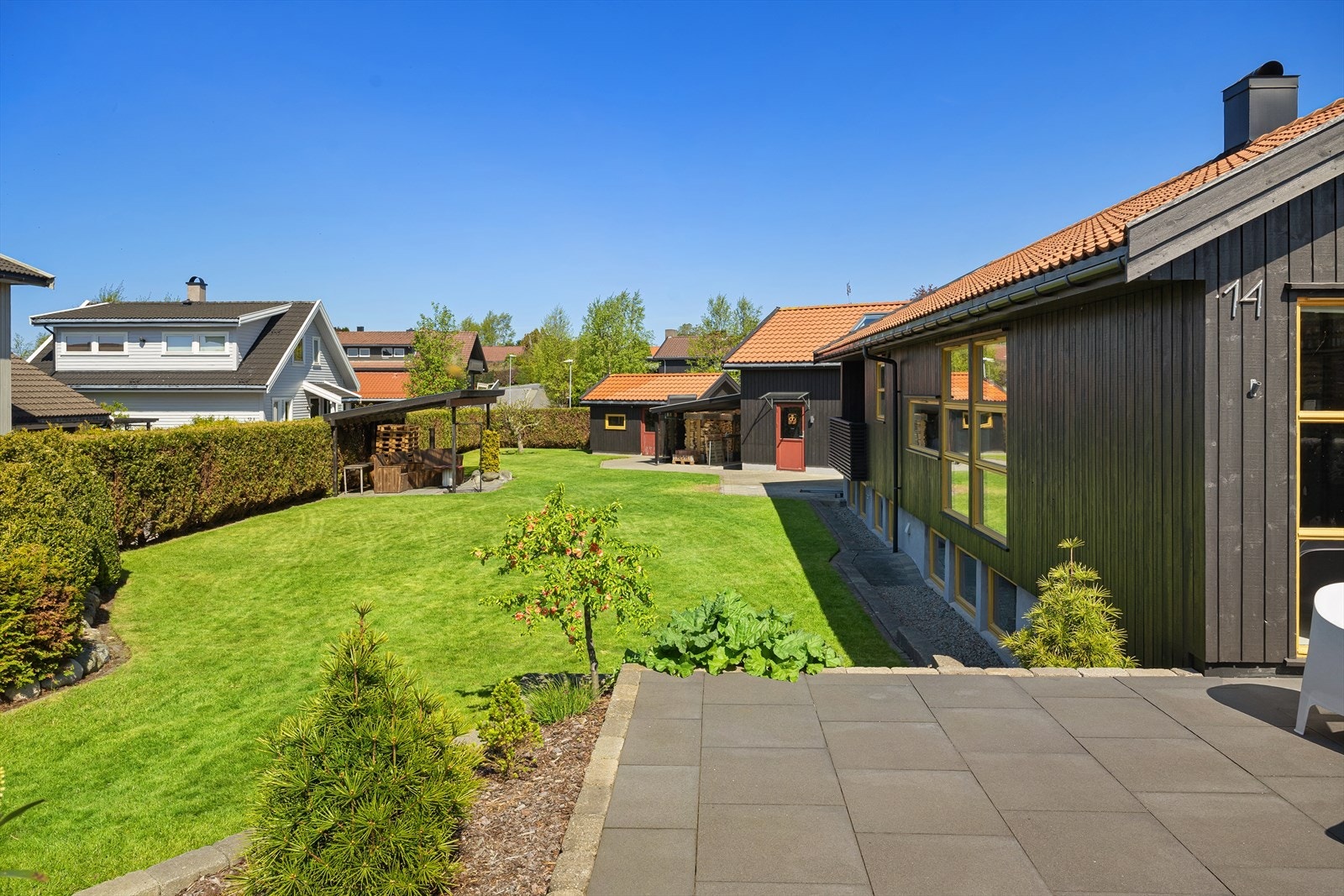 Her kan store og små boltre seg fritt uten bekymring. Montert grunnmurspapp og renset drenering (teglrør) i 2005. Galleribilde