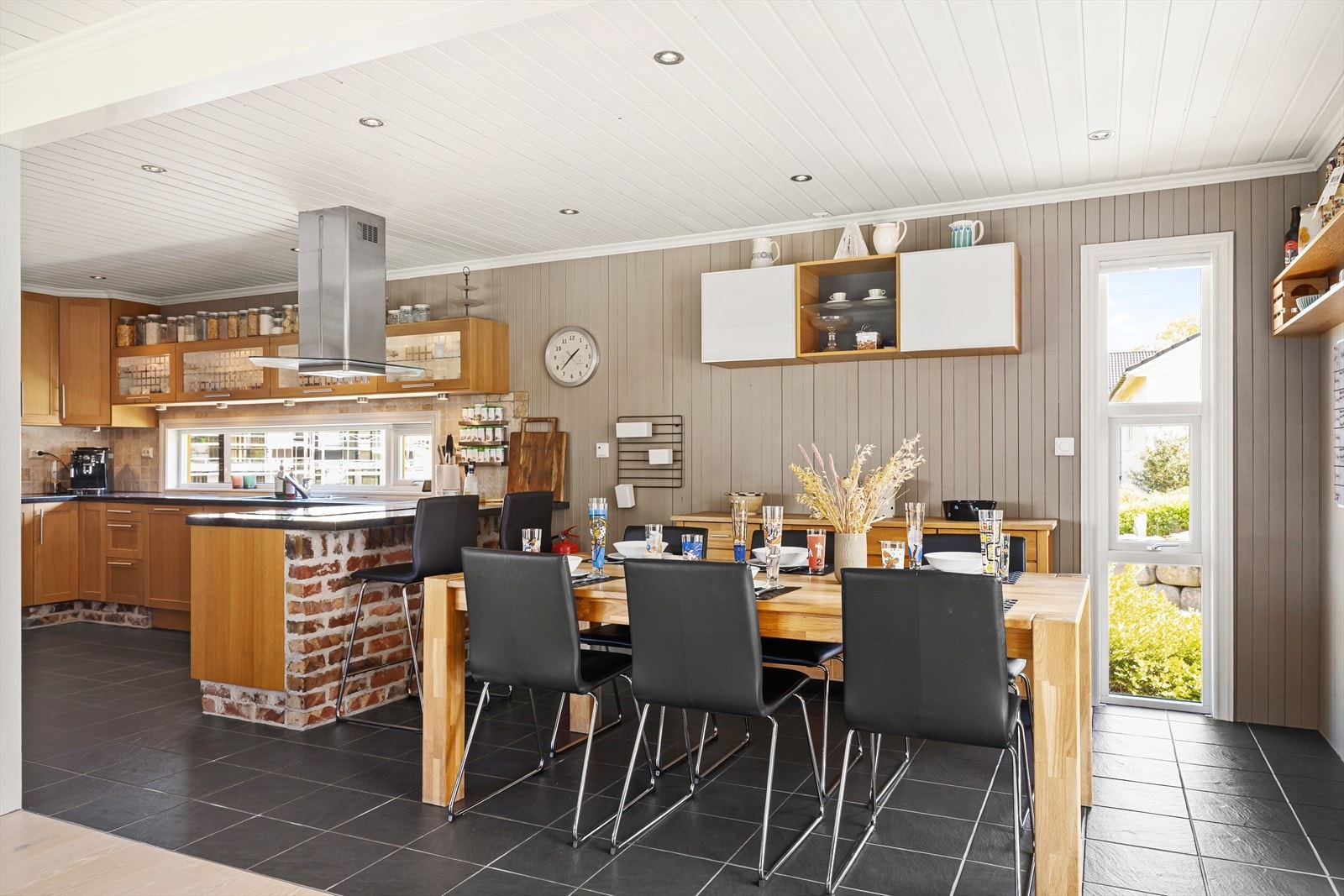 Kjøkkenet har fliser med varmekabler på gulv. Galleribilde