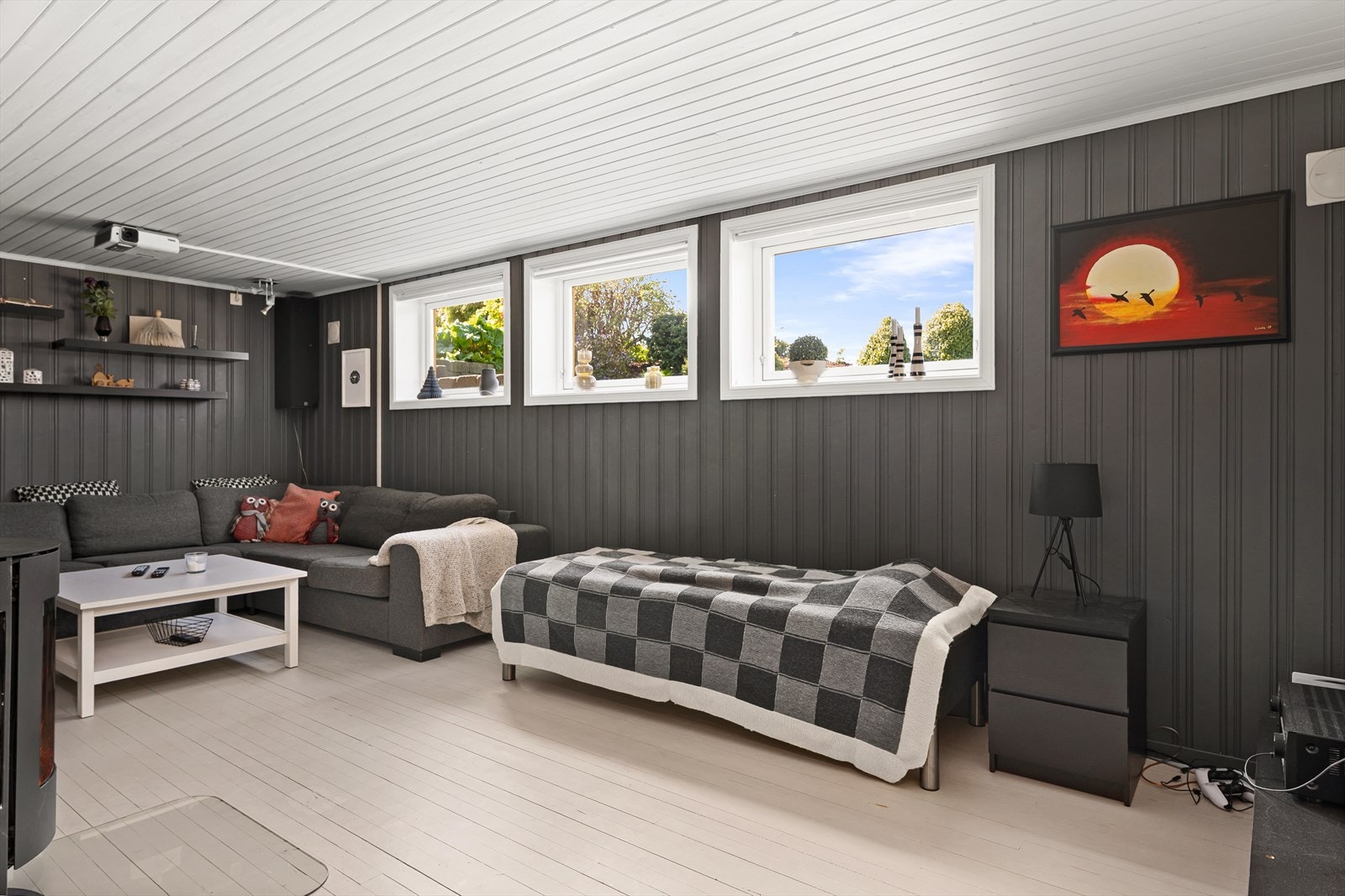 Kjellerstuen er av god størrelse. Her kan både store og små trekke seg tilbake og nyte kvelder sammen. Galleribilde