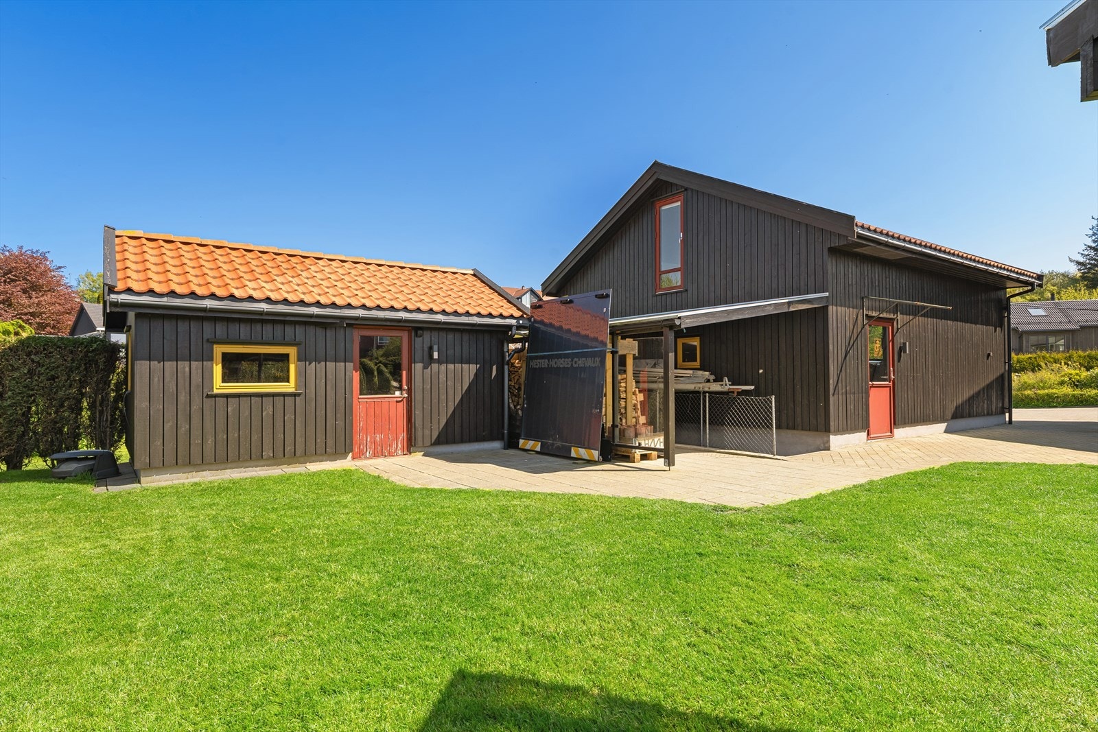 Garasjen er bygget i 2008, og sykkelbod i 2009. Begge holder god standard. Galleribilde