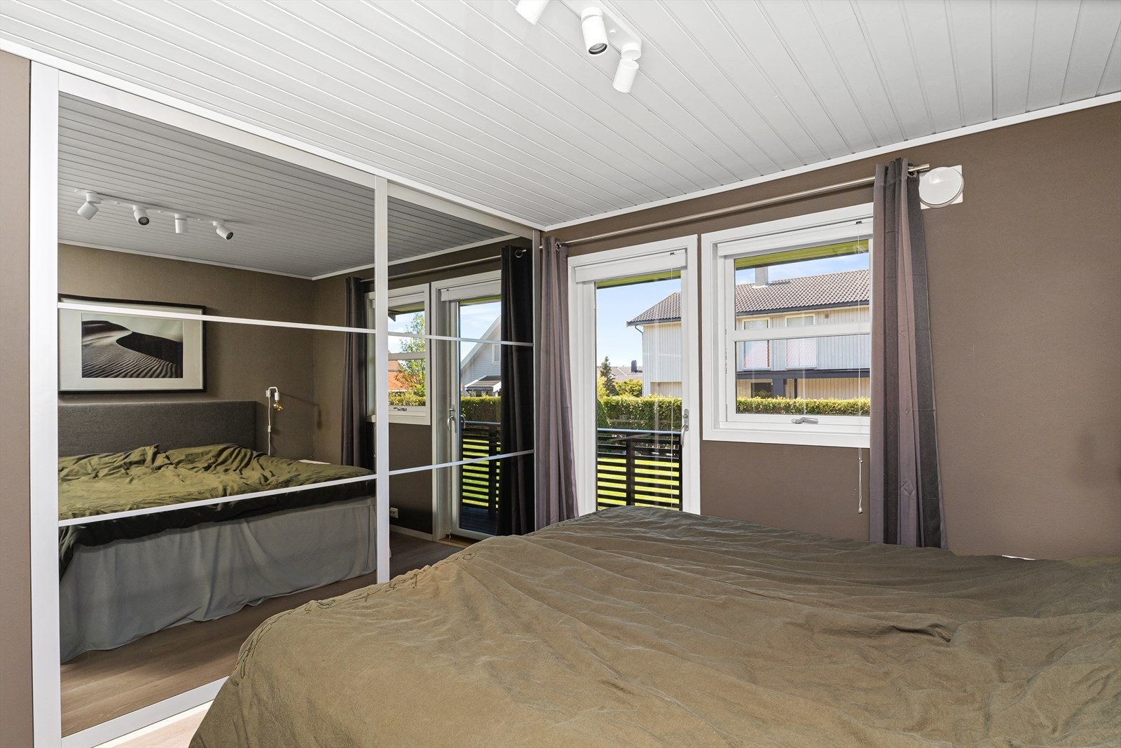 Rommet er utstyrt med stort innebygd garderobeskap med skyvedører. Galleribilde