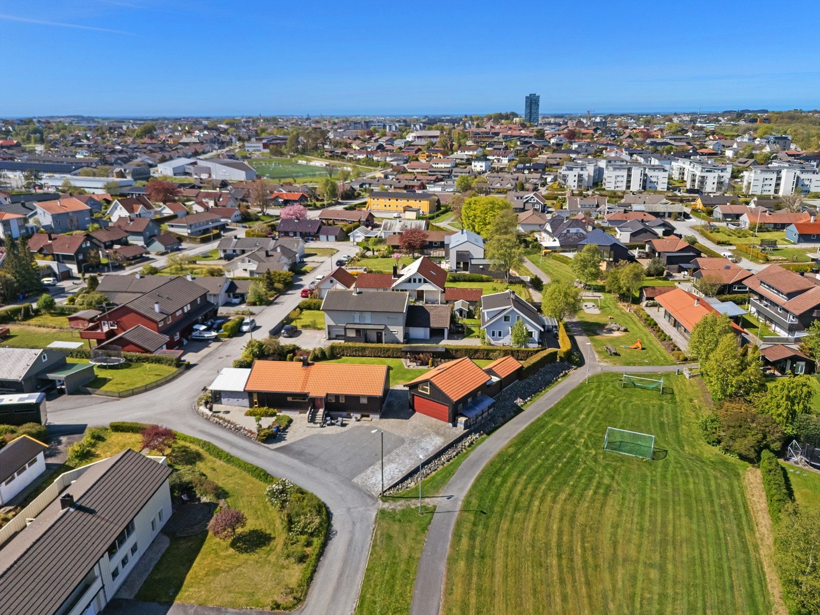 I endegate med friområde som nærmeste nabo. Galleribilde