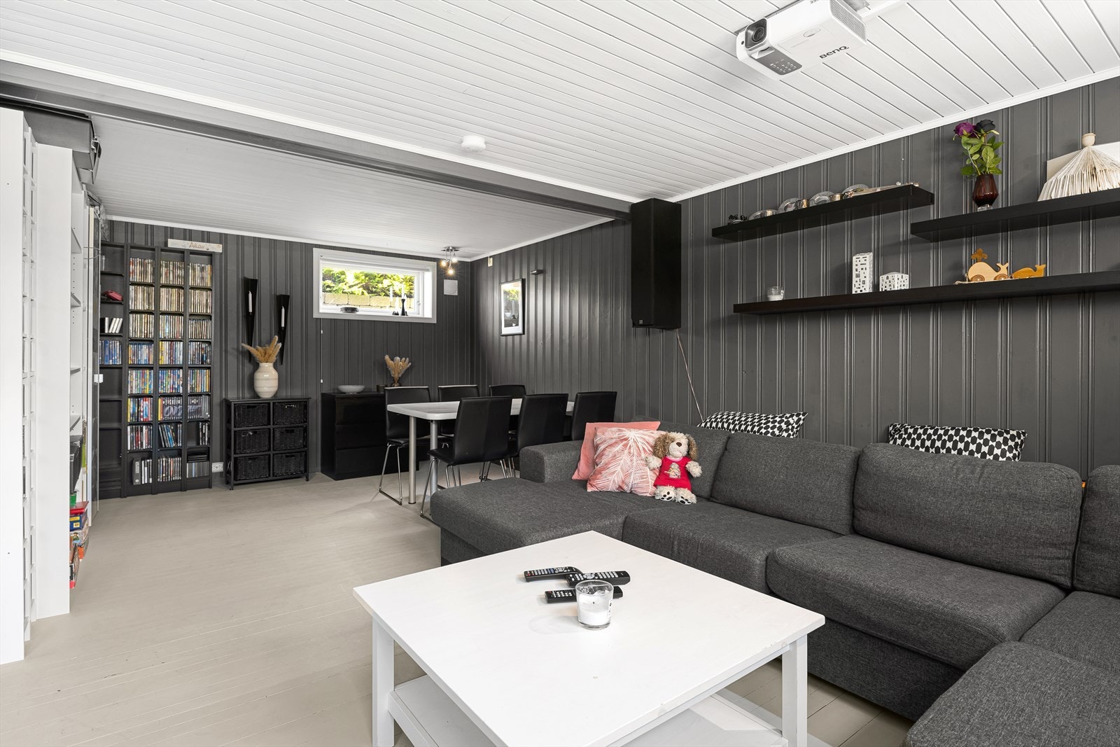 Rett over innerste del av kjellerstuen finner man kjøkkenet i hovedetasjen. Galleribilde