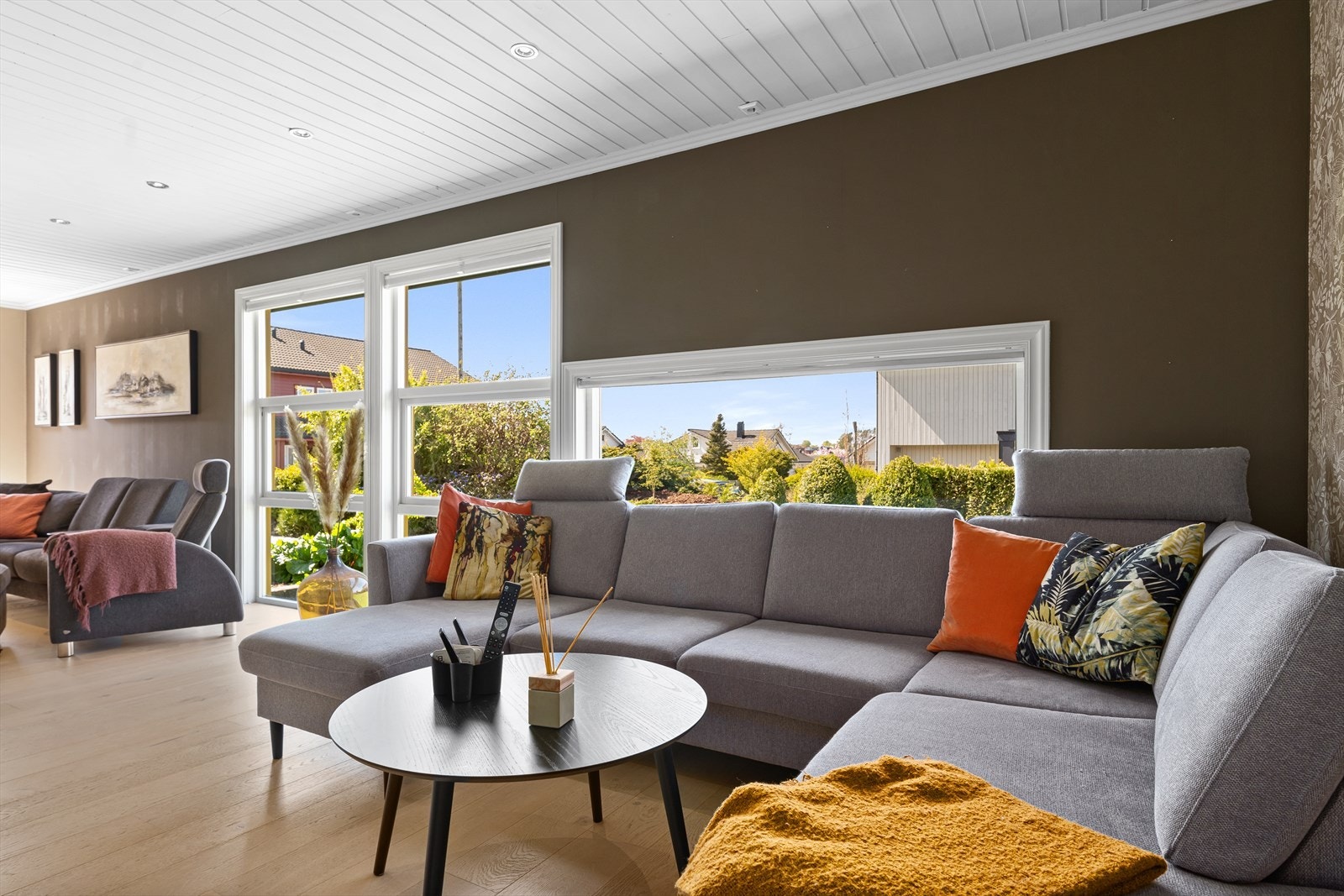 Stuen har en sosial utforming med flere muligheter for ønsket møblement. Galleribilde