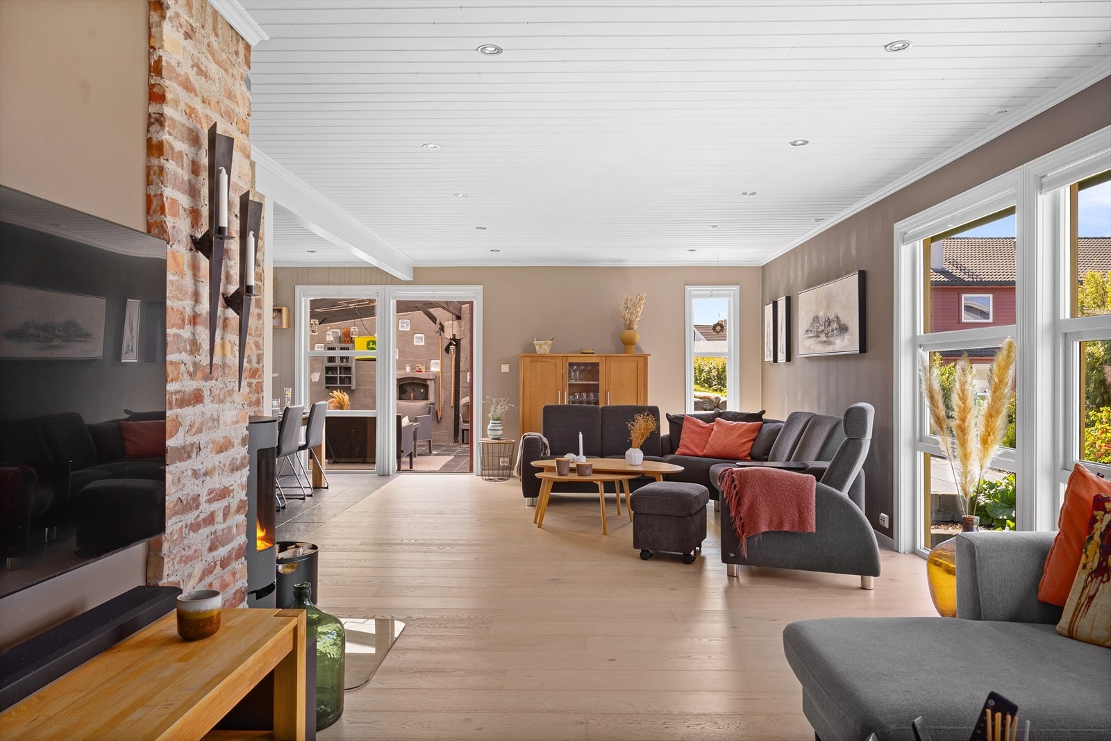 Rommet er belyst med dimbare downlights. i 2018 ble parkett byttet og tak/dører sprøytemalt. Galleribilde