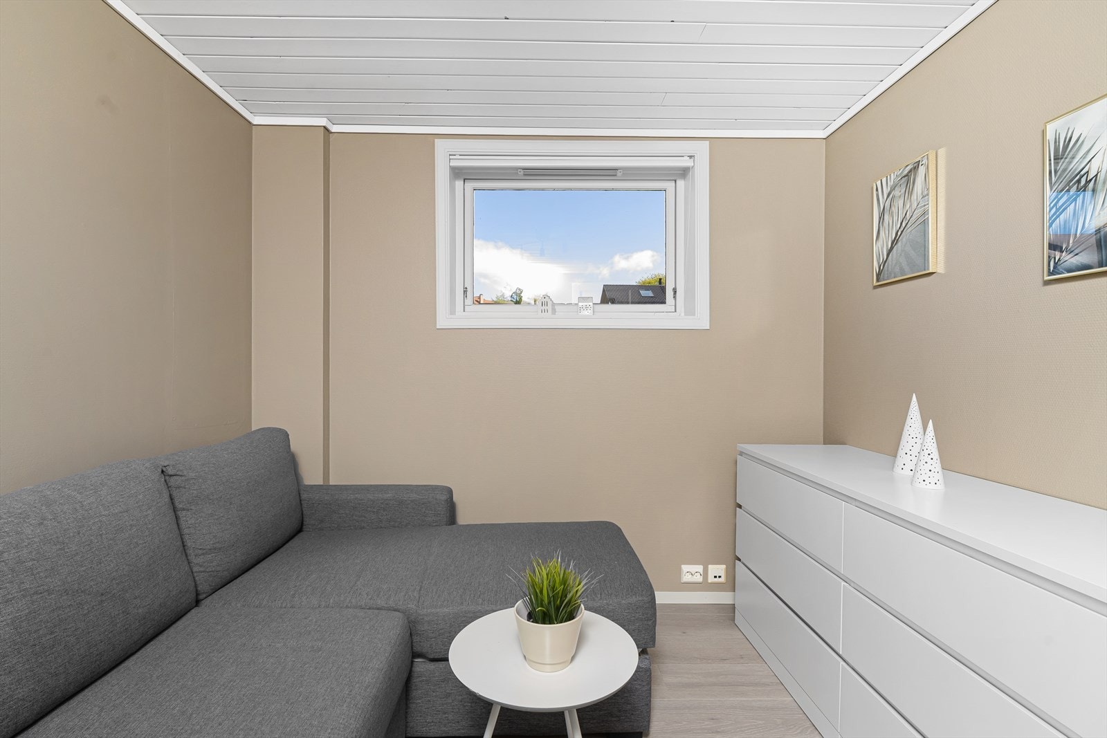 Soverom 3 i kjeller. Praktisk utstyrt med sovesofa og kan enkelt brukes som stue nummer 3 ved behov. Galleribilde