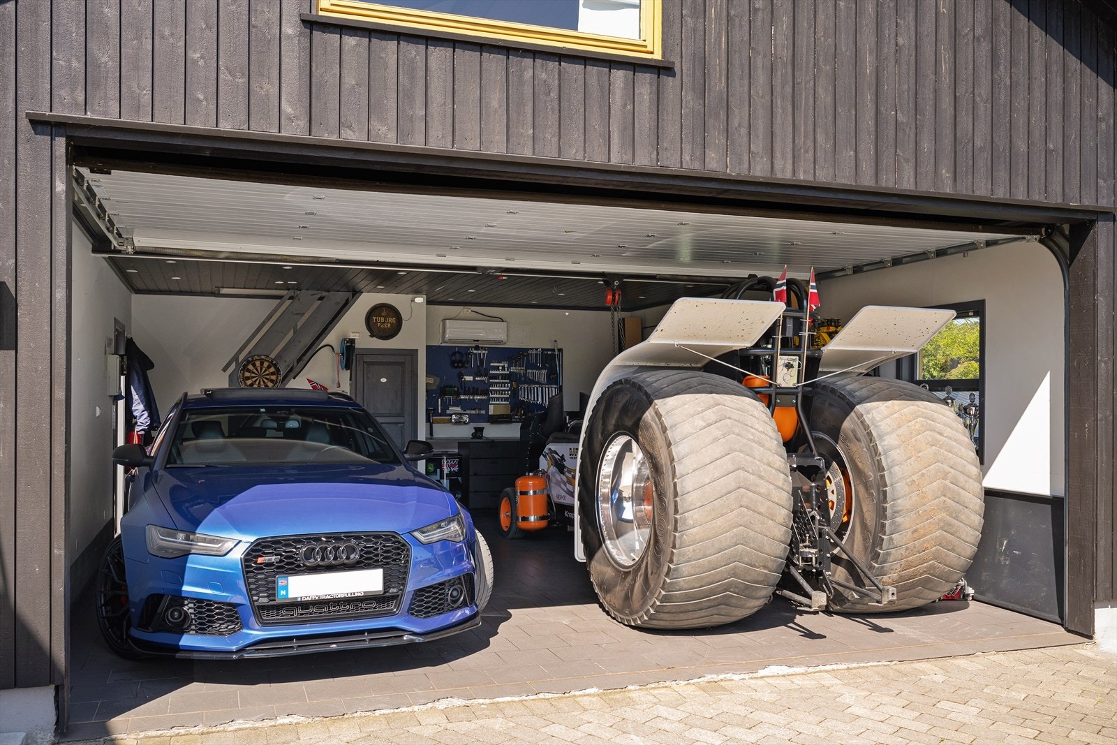 Garasjen er maksimalt utnyttet. Her har man plass til å både parkere og skru som man ønsker. Galleribilde