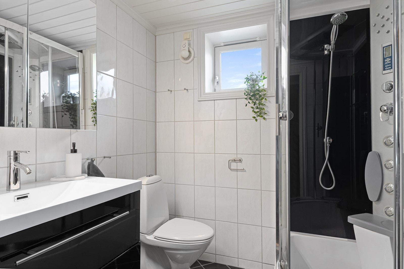 Bad i kjeller er bygget samtidig med resten av kjelleren i 2006. Nye baderomsmøbler og dusjkabinett i 2022. Galleribilde