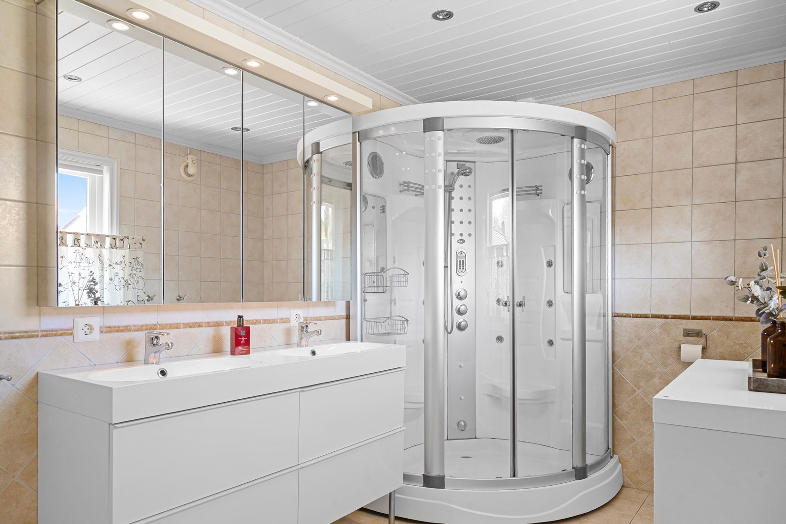 Bad i hovedetasjen med fliser på vegg. Flis på gulv med varmekabler. Galleribilde