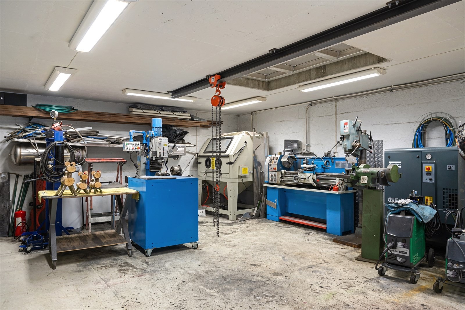 Garasjen har eget verksted med utvendig adkomst. Åpning i tak. Galleribilde