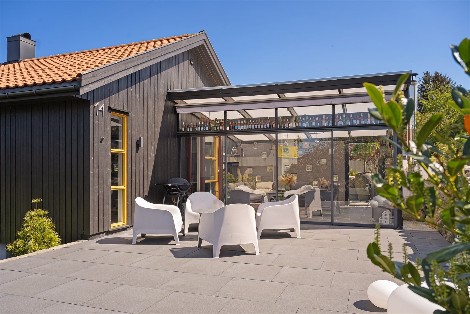 Når temperaturen inne blir for høy kan man enkelt trekke videre ut til ettermiddag- og kveldssolen på terrassen. Galleribilde