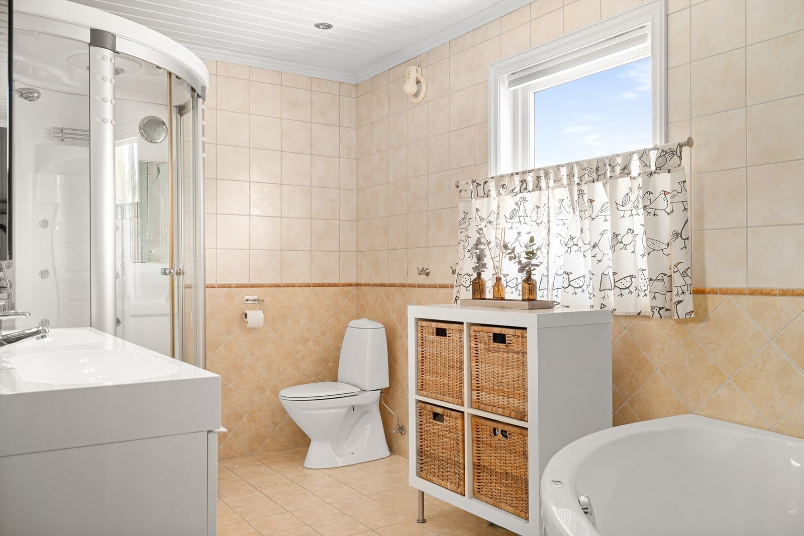 Badet er videre utstyrt med dusjkabinett, badekar og dobbel servant. Galleribilde