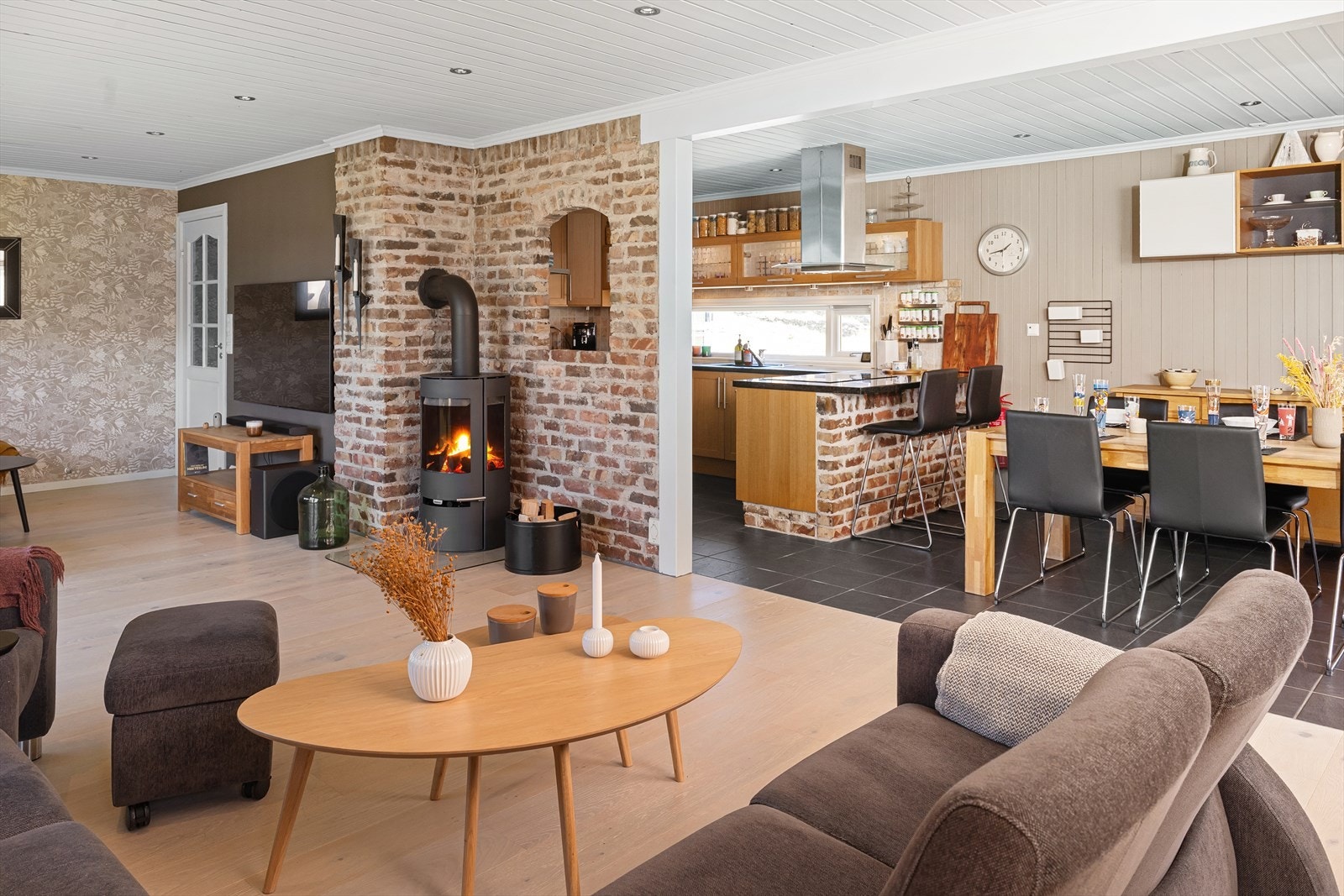 Rommet er allsidig med lune detaljer. Et rom for både familie og venner. Galleribilde