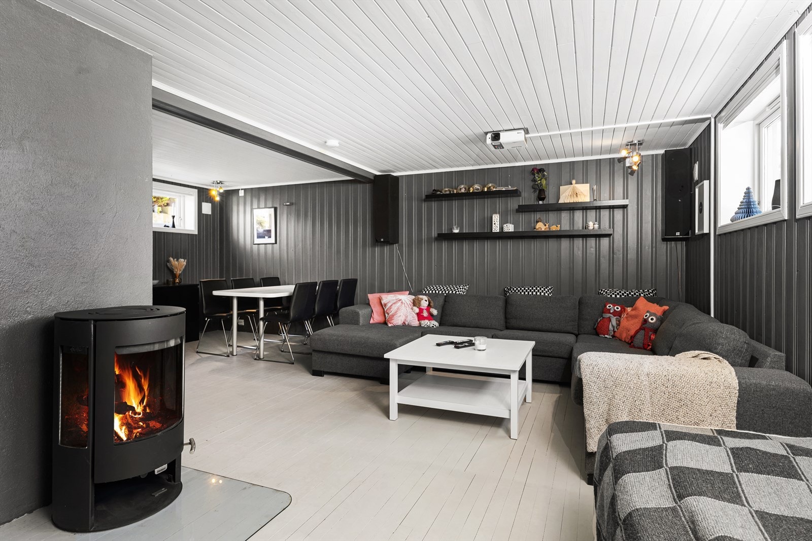 Vedovn sikrer lune temperaturer på selv de kaldeste vinterdager. Begge etasjer fikk ny vedovn i 2020. Galleribilde