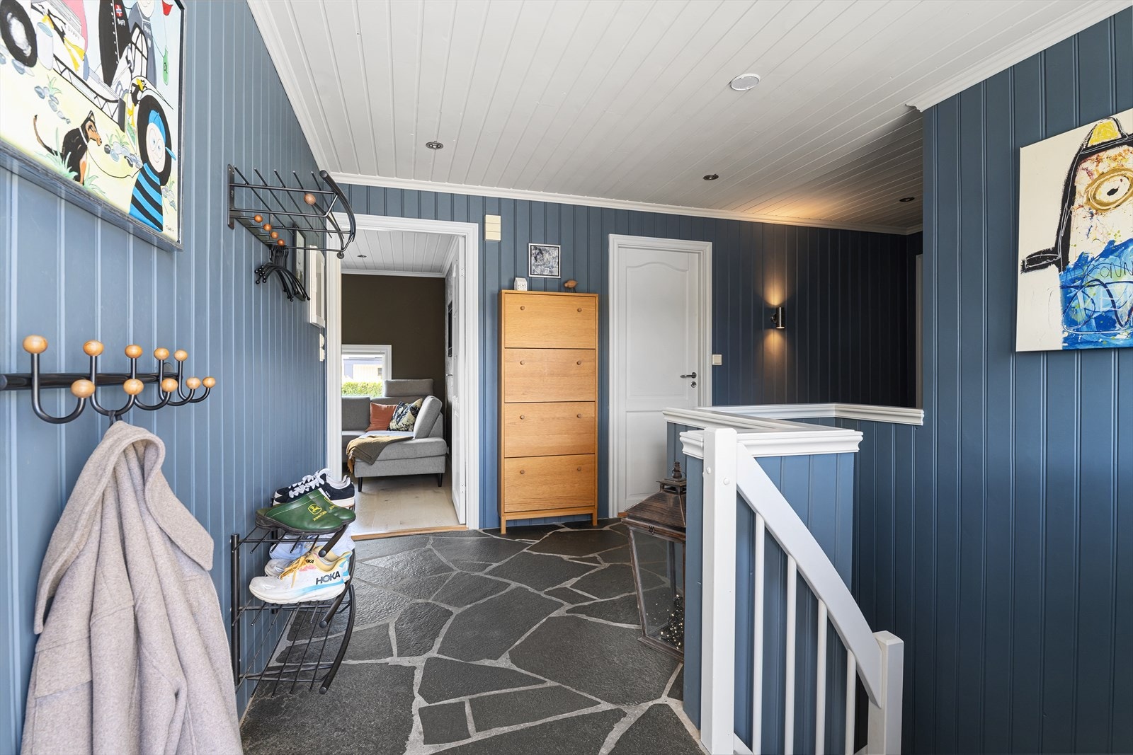 Velkommen inn! Entré har adgang til begge etasjer, og alle hovedetasjens rom. Et lunt inngangsparti med fliser av skifer og en delikat blå farge. Galleribilde