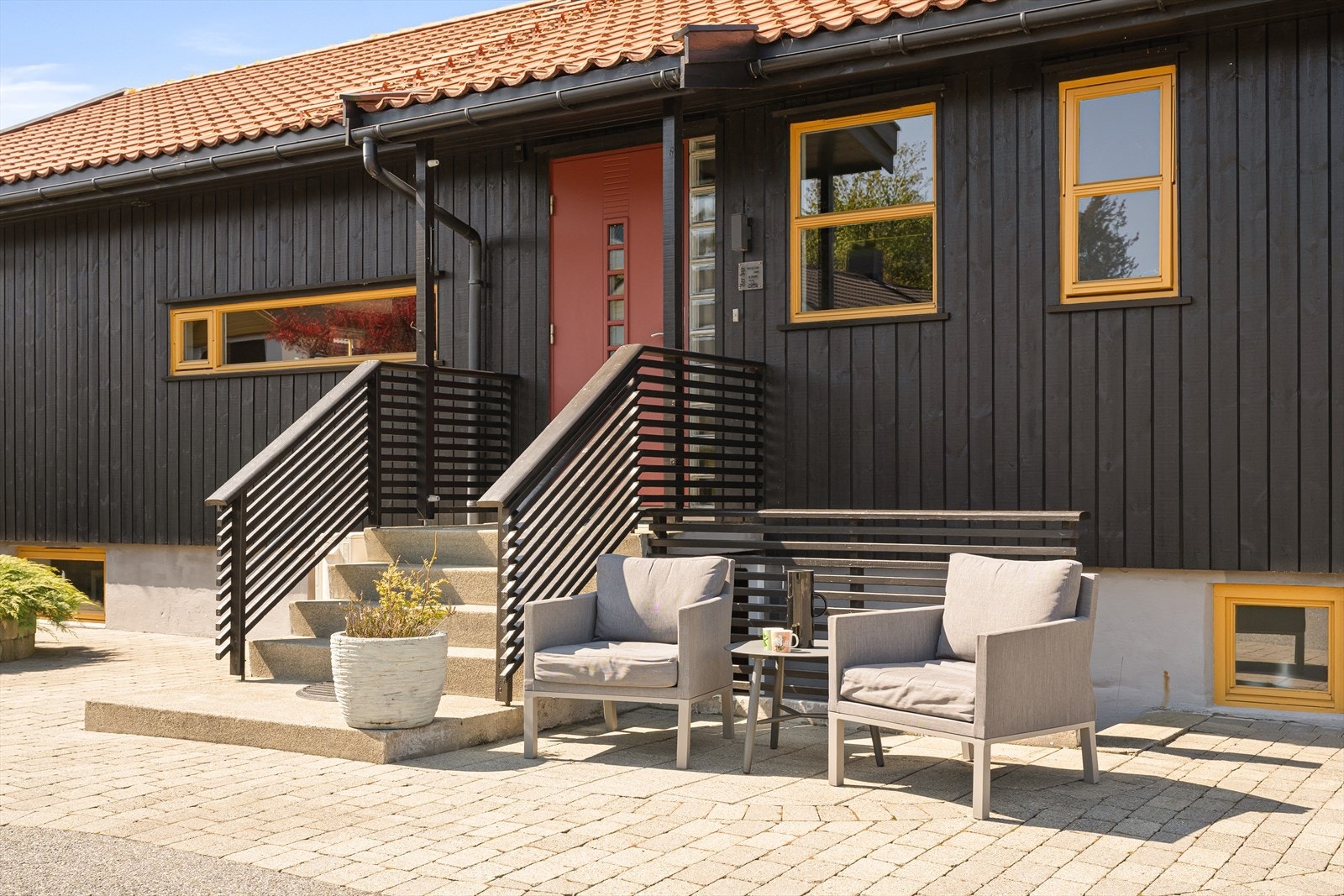 Et innbydende førsteinntrykk. Kledning, tak og de fleste vinduer er byttet i 2010. Galleribilde