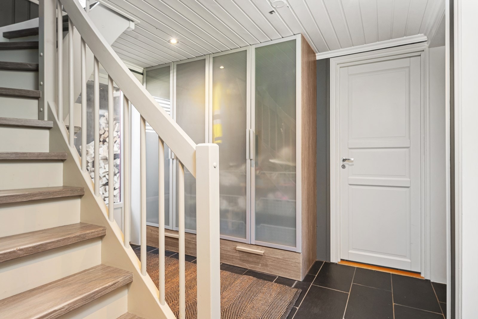 Kjeller er innredet mellom 2004 og 2006. Etasjen har egen inngang og en romslig løsning med store rom. Galleribilde