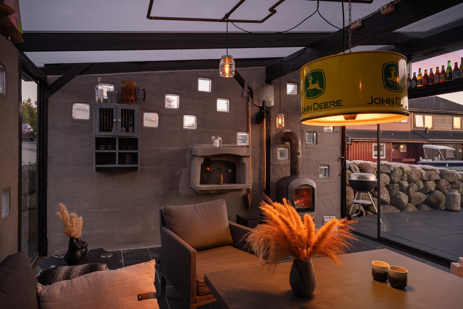 Hagestue og terrasse fra 2022. Et romslig uteområde med peis og pizzaovn. Galleribilde