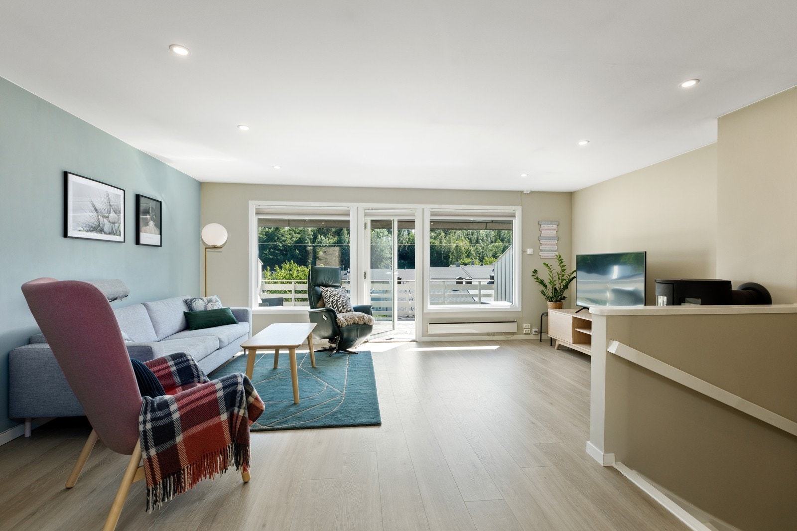 Innbydende stue med utgang til balkong Galleribilde