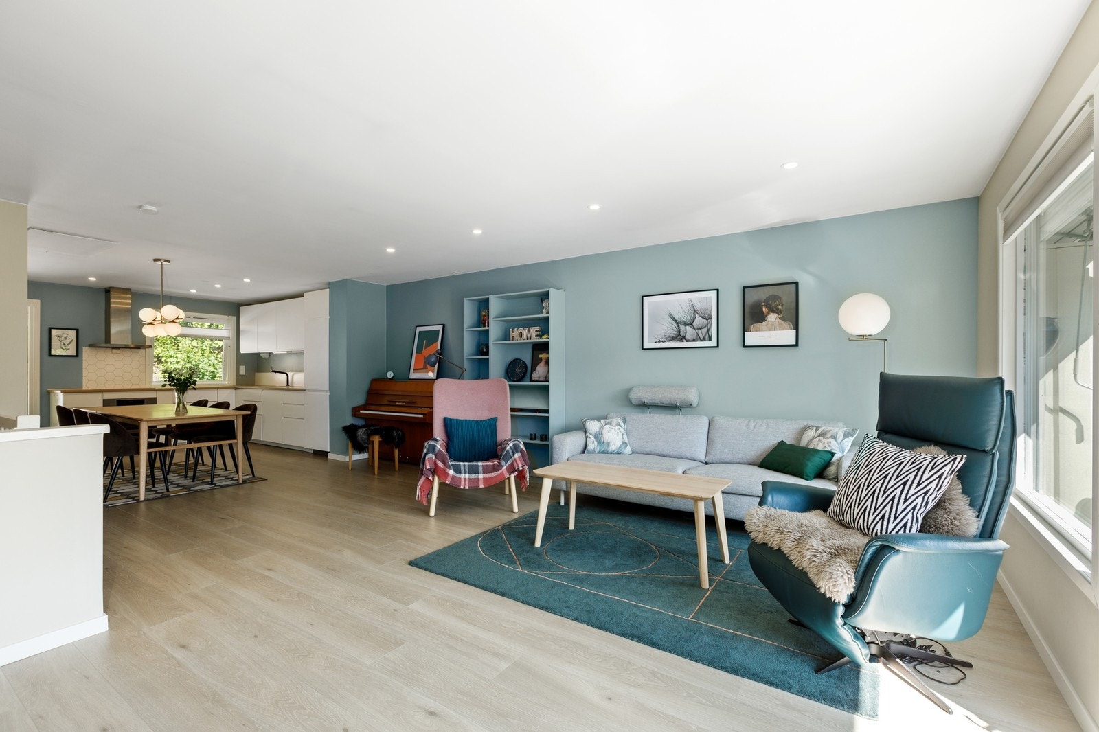 Romslig stue i åpen løsning med kjøkken Galleribilde