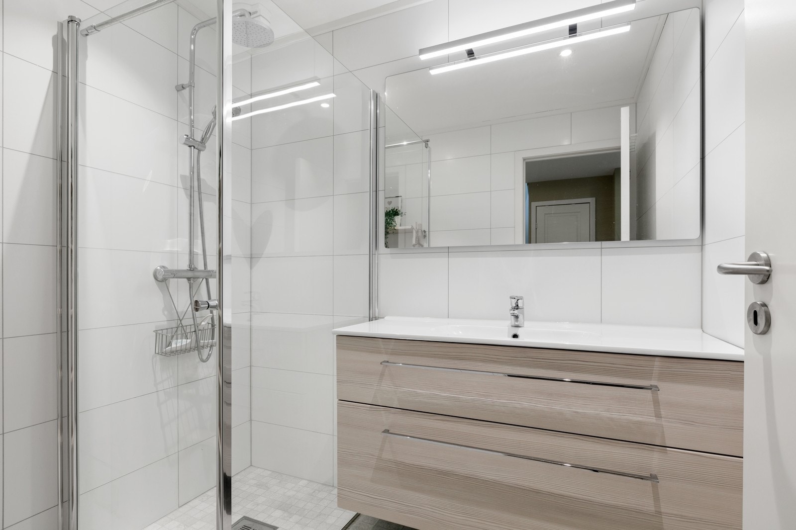 Boligen har to bad med dusj Galleribilde