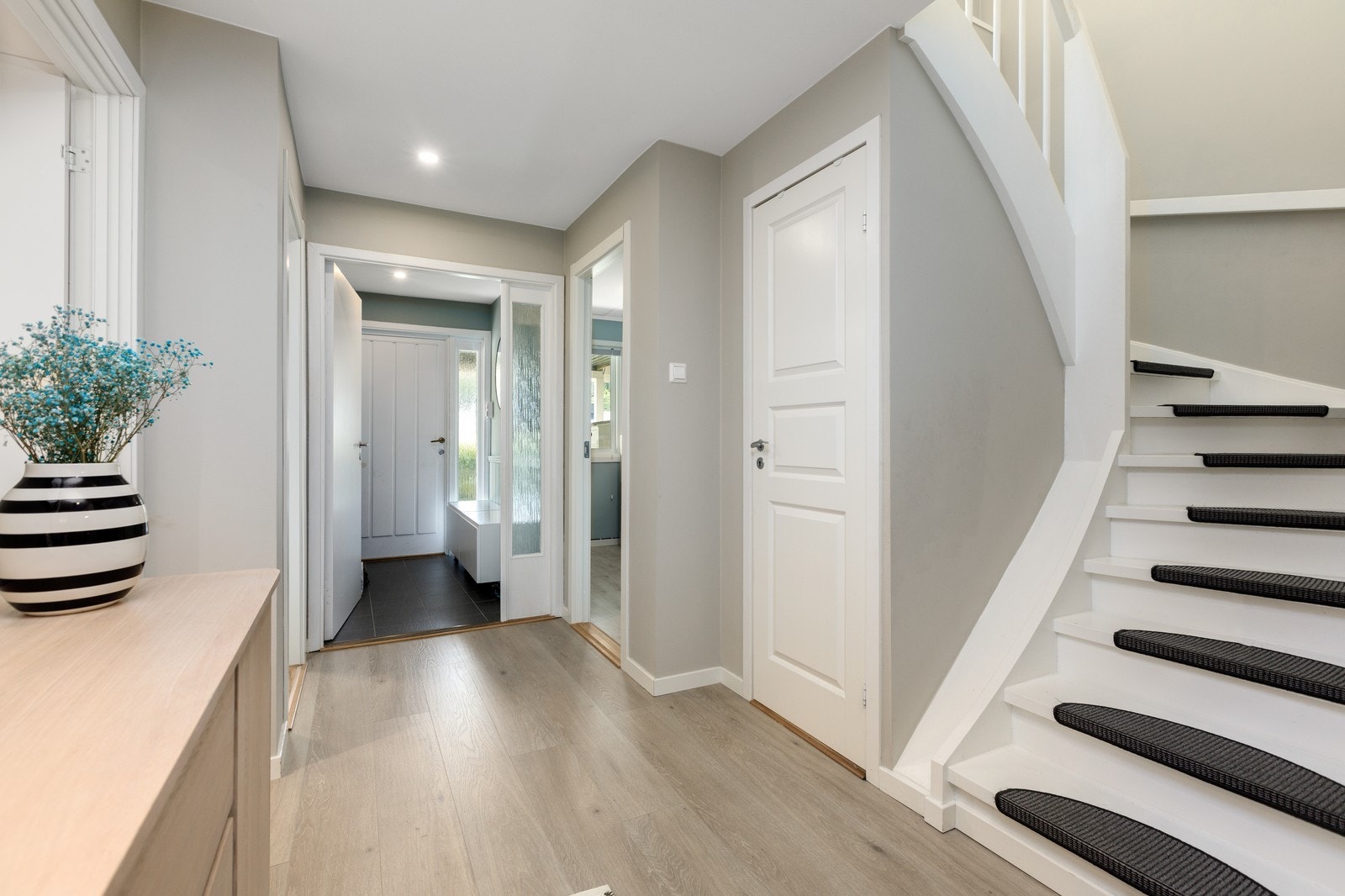 Inngangsparti med hall og trapp opp til 2. etg Galleribilde