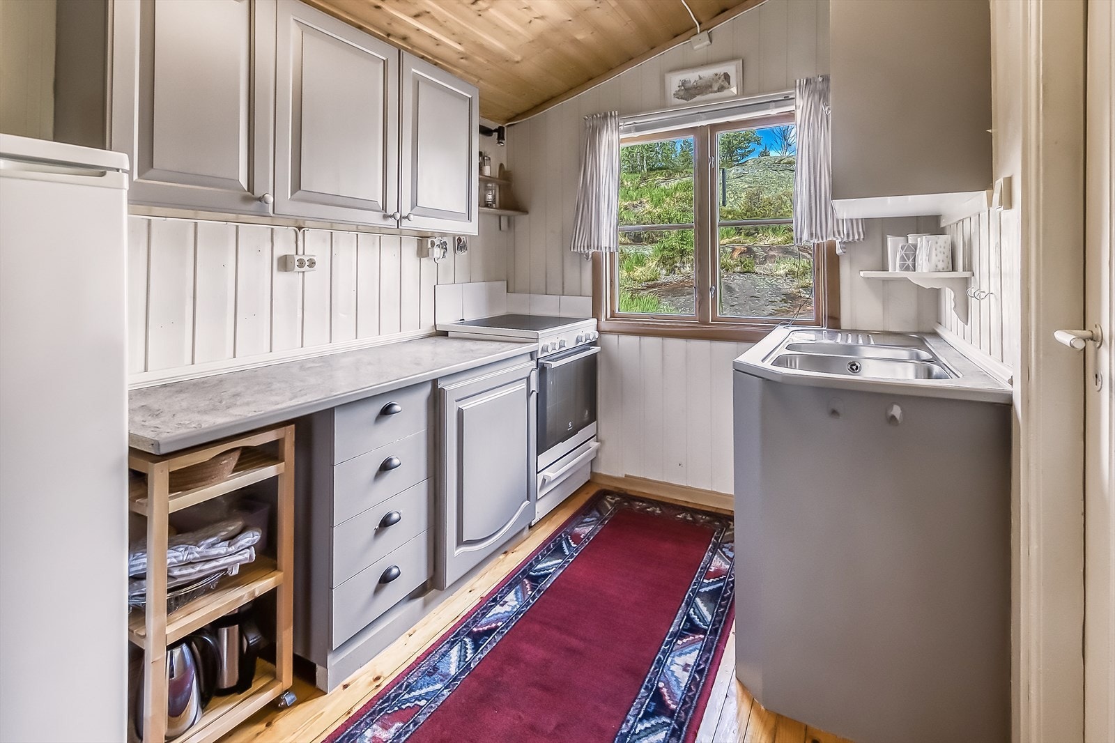 Kjøkkenet er et sted hvor enkelhet møter funksjonalitet. Galleribilde