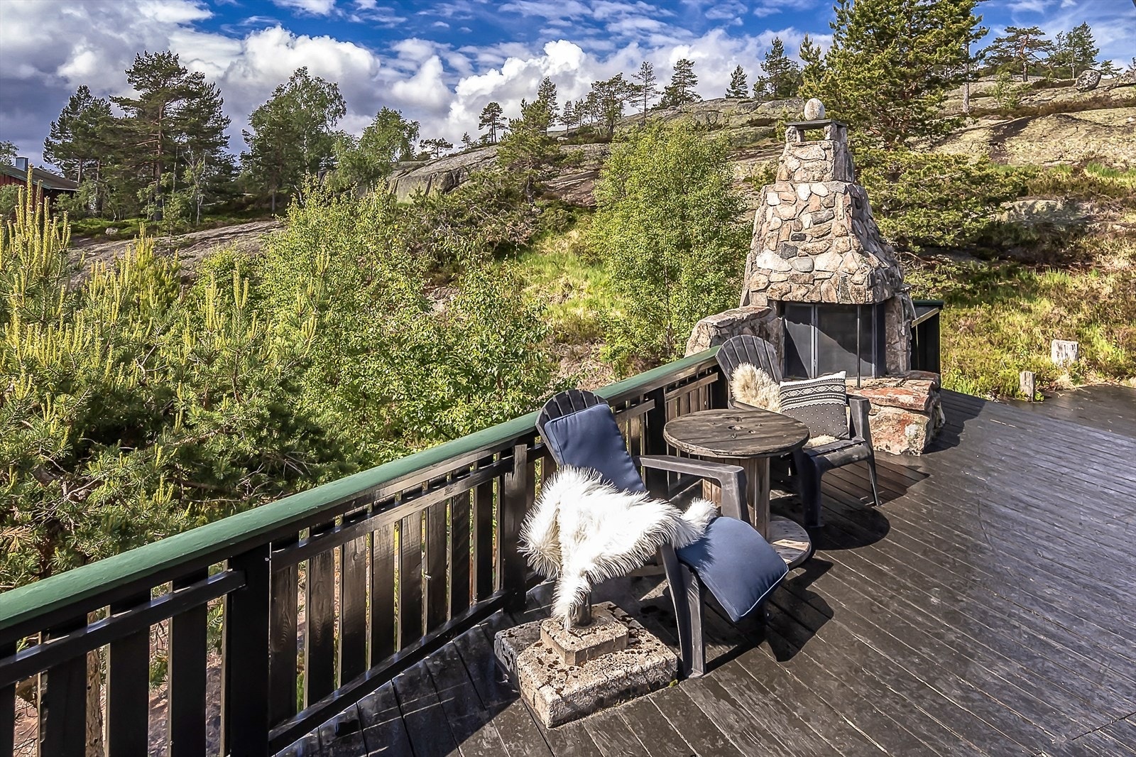 Koselig uteområdet hvor sola kan nytes på sommer - og vinterstid. Galleribilde