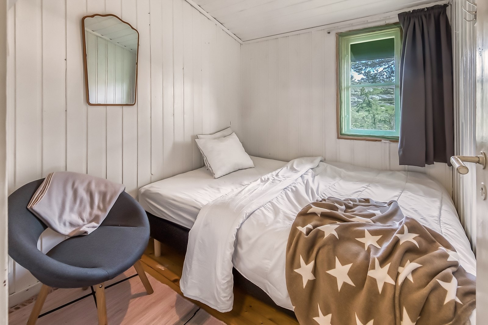 Soverom med plass til dobbeltseng. Galleribilde