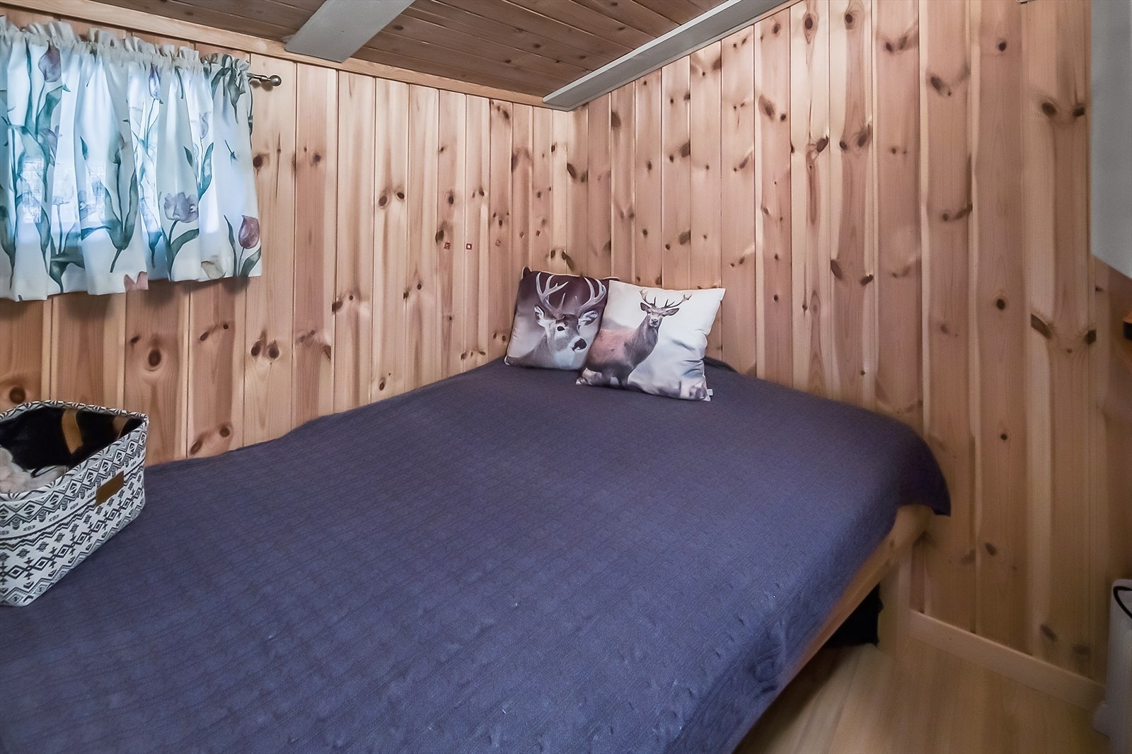 Sovealkove m/ plass til lagring. Galleribilde