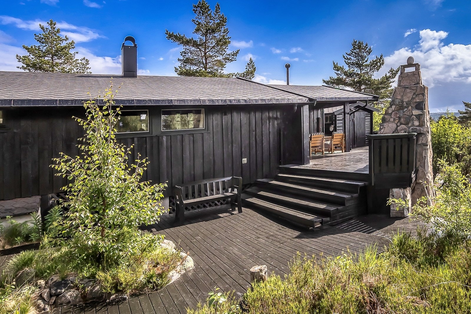 Hytta har flere plasser hvor man kan nyte de flotte forholdene. Galleribilde